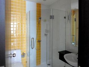 Condo for sale in Bangkok Sukhumvit. 114 sq.m. 3 bedrooms 3 bathrooms. Very good location. Close to main sukhumvit, Asok BTS and Sukhumvit MRT.