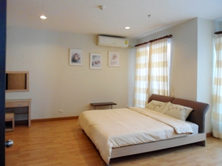 Condo for sale in Bangkok Sukhumvit. 114 sq.m. 3 bedrooms 3 bathrooms. Very good location. Close to main sukhumvit, Asok BTS and Sukhumvit MRT.