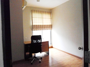 Condo for sale in Bangkok Sukhumvit. 114 sq.m. 3 bedrooms 3 bathrooms. Very good location. Close to main sukhumvit, Asok BTS and Sukhumvit MRT.