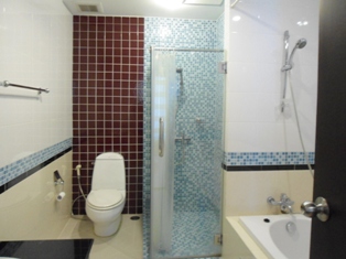 Condo for sale in Bangkok Sukhumvit. 114 sq.m. 3 bedrooms 3 bathrooms. Very good location. Close to main sukhumvit, Asok BTS and Sukhumvit MRT.