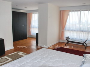 High quality and luxuriuos condo for sale in bangkok Soi Sawaddee. Comfortable living in perfect location. Prompong BTS. 226 sq.m. 3 bedrooms.