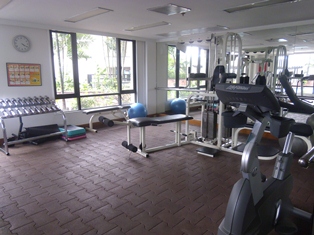 Full facilities compound in Sathorn. Active location. Condo for sale in Sathorn with nice pool view and unblocked view. Homy and comfortable living. 94 sq.m. 2 bedrooms
