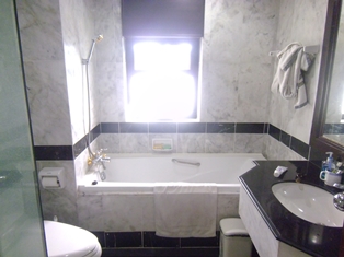 Full facilities compound in Sathorn. Active location. Condo for sale in Sathorn with nice pool view and unblocked view. Homy and comfortable living. 94 sq.m. 2 bedrooms