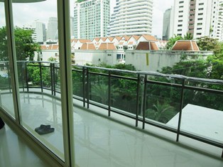 Low rise luxury condo for sale in Bangkok Thailand. Nice residential area of Sukhumvit 31. Brand new 143 sq.m. 3 bedrooms. Nice pool & garden view.