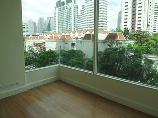 Low rise luxury condo for sale in Bangkok Thailand. Nice residential area of Sukhumvit 31. Brand new 143 sq.m. 3 bedrooms. Nice pool & garden view.