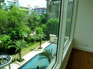 Low rise luxury condo for sale in Bangkok Thailand. Nice residential area of Sukhumvit 31. Brand new 143 sq.m. 3 bedrooms. Nice pool & garden view.
