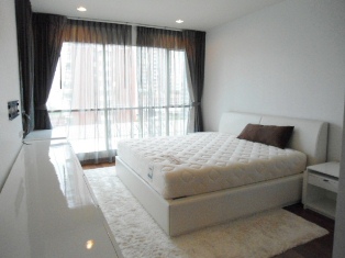 Condo for for sale in Bangkok Chidlom area. Fully furnished 2 bedrooms 2 bathrooms 71.28 sq.m. Furnished