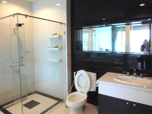 Condo for for sale in Bangkok Chidlom area. Fully furnished 2 bedrooms 2 bathrooms 71.28 sq.m. Furnished