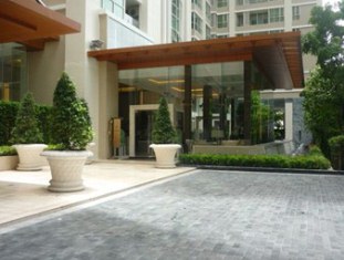 Fully furnished luxury studio 40 sq.m. condo for sale in Bangkok Thailand in upscaled area of Chidlom. Nice pool view