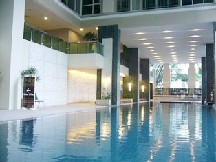 Fully furnished luxury studio 40 sq.m. condo for sale in Bangkok Thailand in upscaled area of Chidlom. Nice pool view