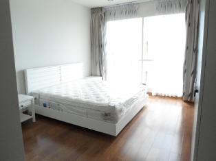 Luxury condo for sale in Bangkok Childlom area. Unfurnished 1 bedroom 60 sq.m. Nice view.