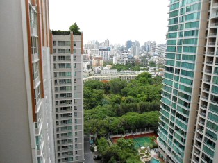 Luxury condo for sale in Bangkok Childlom area. Unfurnished 1 bedroom 60 sq.m. Nice view.