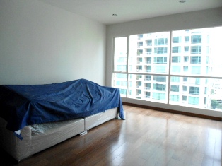 condo for sale in Bangkok Chidlom area. Unfurnished Nice view of 2 bedrooms 80 sq.m. Easy access to Chidlom BTS.