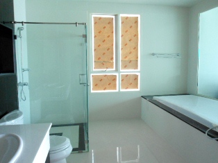 condo for sale in Bangkok Chidlom area. Unfurnished Nice view of 2 bedrooms 80 sq.m. Easy access to Chidlom BTS.