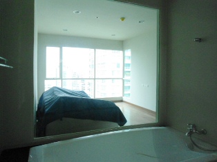 condo for sale in Bangkok Chidlom area. Unfurnished Nice view of 2 bedrooms 80 sq.m. Easy access to Chidlom BTS.